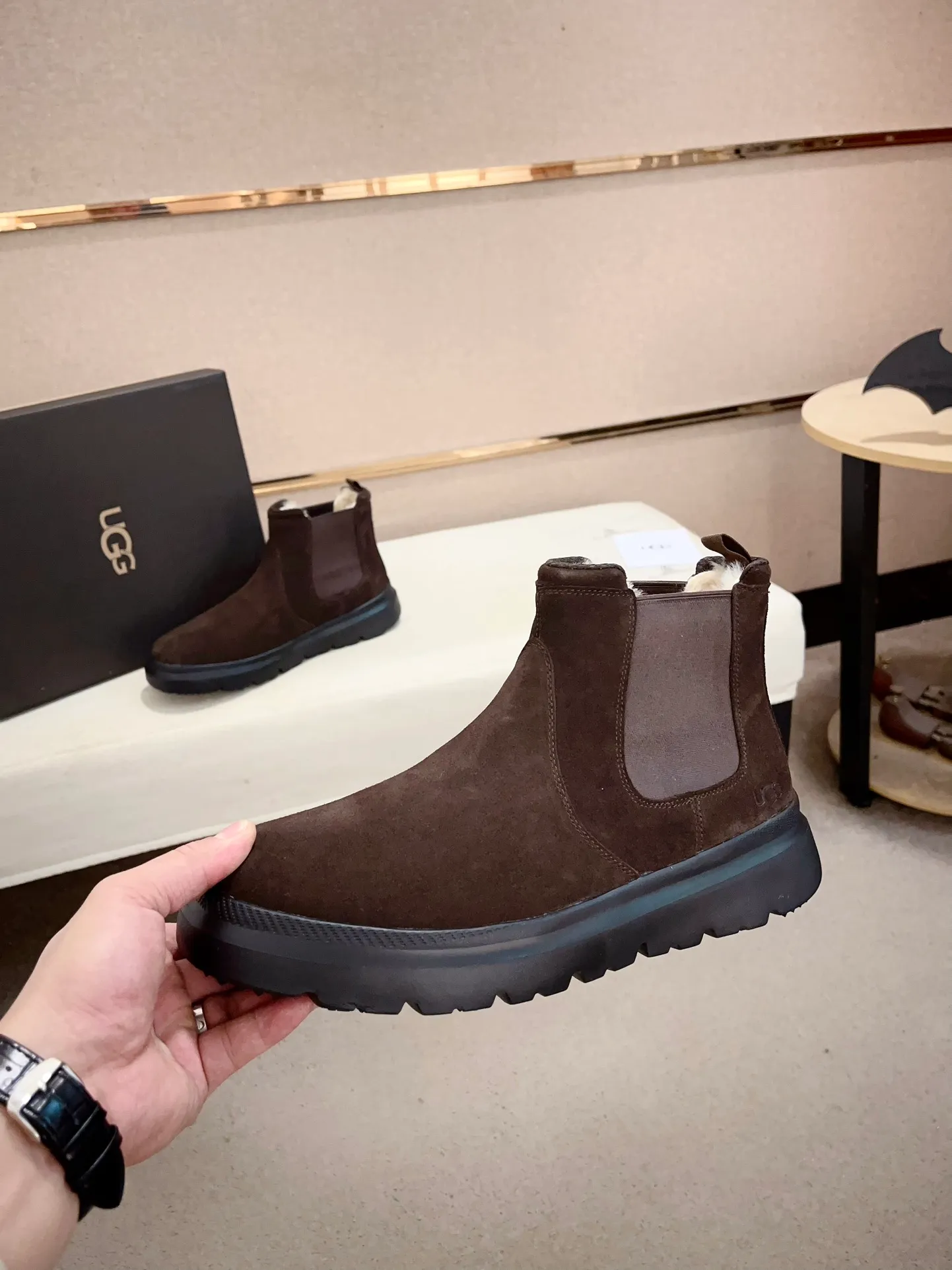 Men's shoes💰: 600💰(high-end goods) UGG❄️❄️Latest model 1:1⃣️quality, fabric: high-end quality first-layer cowhide imported from Europe. Lining: wool lining, sole: pure imported rubber foam outsole. ❤️High-end goods, fine workmanship, trendy and fashionable. The fit is very classy. If you know the goods, you will definitely not be able to refuse😍😍Code number: 41-45. Can be customized 46.47.